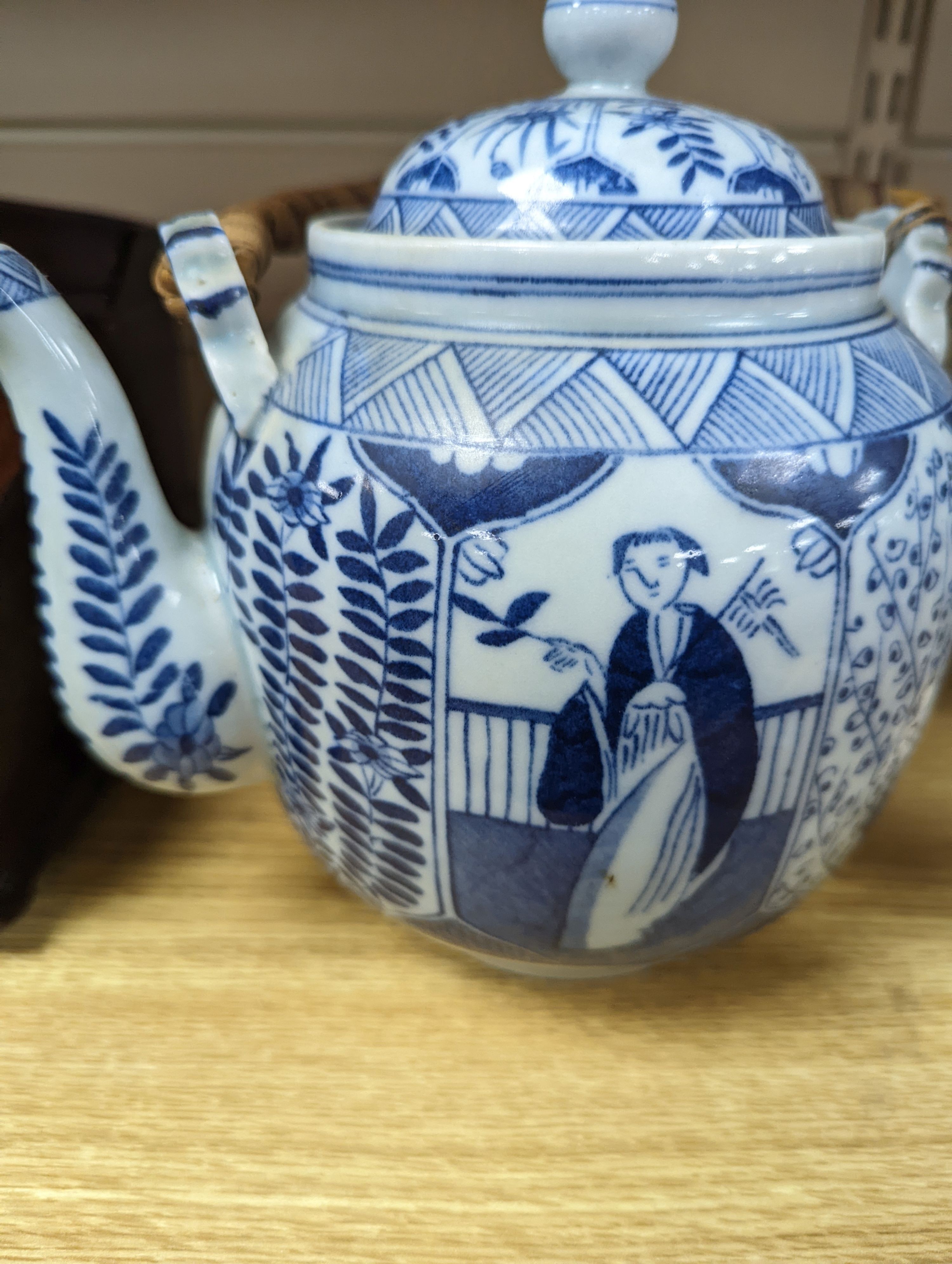 A Chinese blue and white small vase and a teapot 19cm